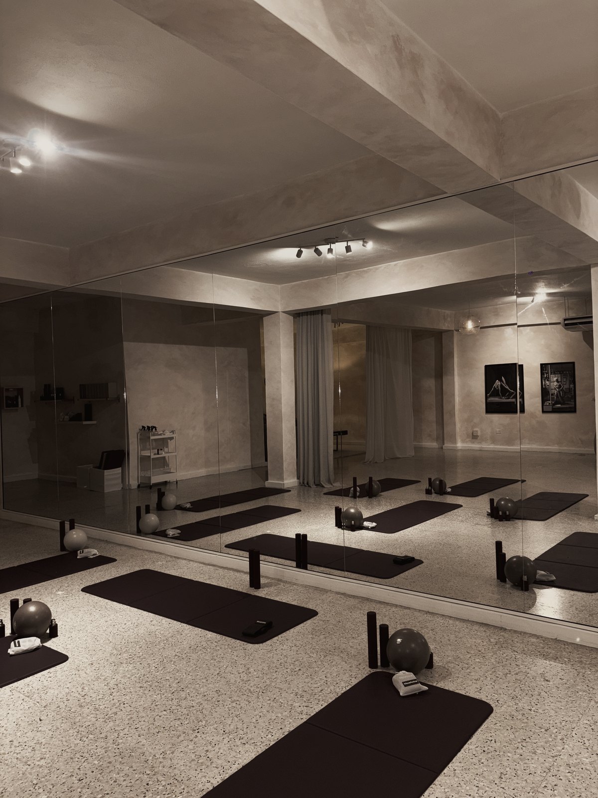 La sala de ZYA con mats, pelotas y bloques frente al espejo